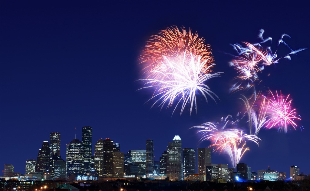 exploding-fireworks-over-the-houston-skyline-picture-id105775537.jpg